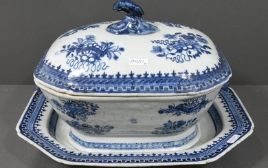Covered terrine and its frame in porcelain of China 19th century (LG 38cm, crack in the frame)