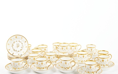 DAGOTY à Paris Ensemble de 16 tasses à café et sous-tasses en porcelaine blanche à...