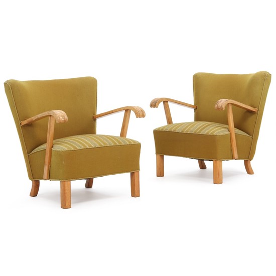 Danish cabinetmaker: A pair of easy chairs. Seat and back upholstered with mustard yellow and striped wool. (2)