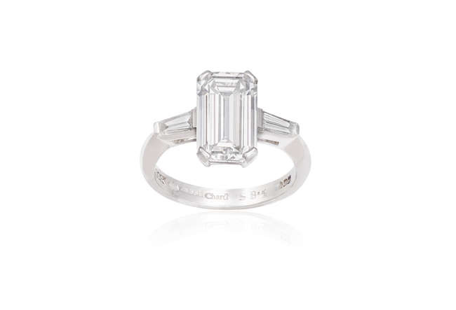 Description A FINE DIAMOND SINGLE-STONE RING The elongated rectangular-cut...