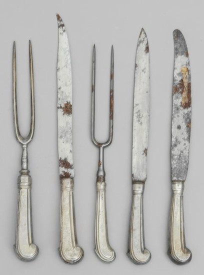 Due forchettoni e tre coltelli in argento