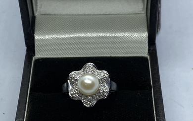 EXQUISITE 14ct WHITE GOLD FRESHWATER PEARL & DIAMOND RING