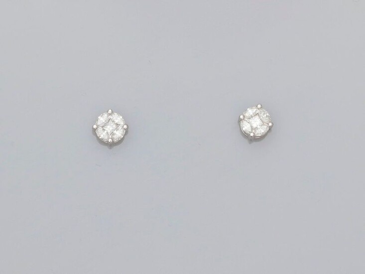 Earrings, each with a round motif, in white gold, 750 MM, covered with princess and shuttle-cut diamonds, 6 x 6 mm, weight: 2.05gr. rough.