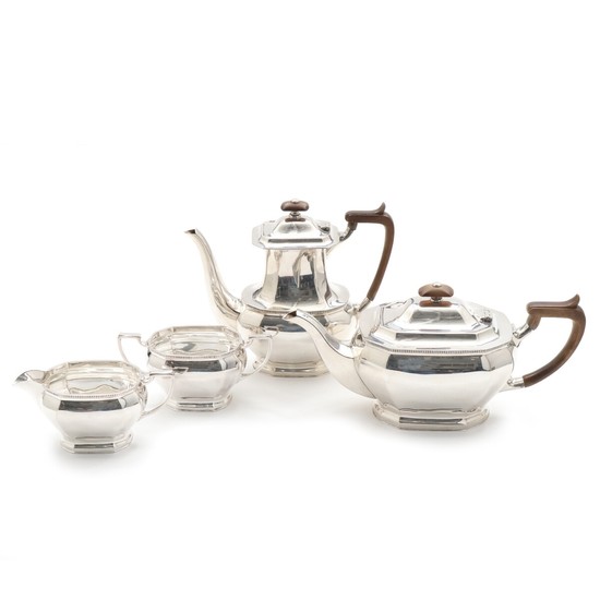 English sterling silver coffee and tea set. Maker Cooper Brothers & Sons, Sheffield 1971. Weight app. 1826 gr. H. 7.5–18.5 cm. (4)