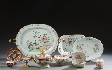 Ensemble de onze pièces en porcelaine famille rose comprenant : - Trois plats oblongs, à...