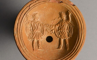 Fragment de lampe à huile avec deux lares Romaine, 1er siècle après J.-C. Terre cuite,...