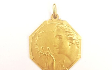 GOLDEN PENDANT 750 ‰ amati profil de femme exposition Luxembourg 1936, pds 14,5 g
