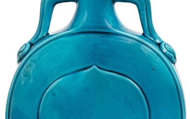 GOURDE EN PORCELAINE MONOCHROME TURQUOISE DYNASTIE QING, XVIIIE SIÈCLE | 清十八世紀 孔雀藍釉如意耳扁壼 | A turquoise-glazed pilgrim flask, Qing Dynasty, 18th century