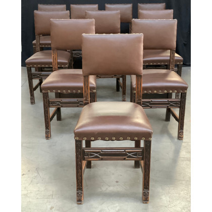 Gruppo di dieci sedie con seduta e schienale rivestite in similpelle, gambe squadrate riunite da traverse intagliate e mosse (difetti)Read more