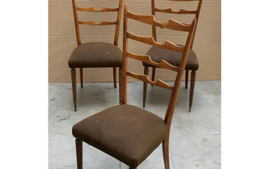 Gruppo di tre sedie con struttura in legno, schienale a giorno seduta imbottita e rivestita in tessuto marrone. Italia, anni...