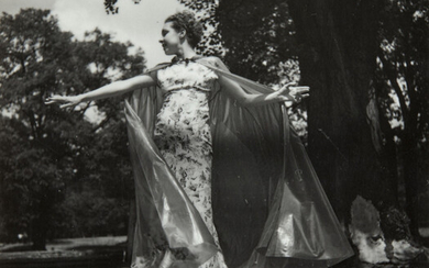 Henriette Theodora Markovitch, dite Dora MAAR 1907 - 1997 Mode (robe fleurie et cape), c. 1935