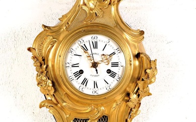 Horloge de cartel avec seconde centrale, France 18e s., boîtier massif et élégant en bronze,...