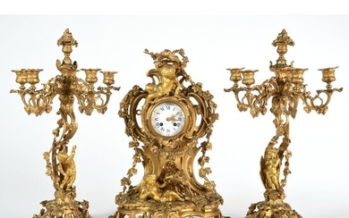 IMPORTANTE GARNITURE DANS LE GOUT LOUIS XV en bronze doré à décor d’amours, de bouquetins...