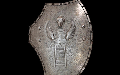 Important italian ceremonial shield with embossed decoration.