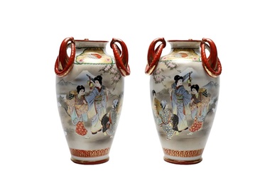 JAPON. Paire de vases en porcelaine