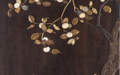 JAPON, Panneau en bois avec incrustations d'ivoire, nacre, laque d'or et os
