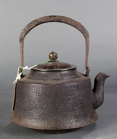 Japanese iron lidded tetsubin kettle