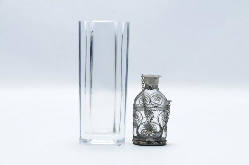 Kosta Boda Vase (H17cm) together with a Silverplated Snuff Bottle