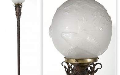 Lampadaire Art déco en fer forgé à décor végétal surmonté d’un globe en verre moulé et pressé à décor de "Carpes". Epoque: vers 1930. H.:+/-205cm.