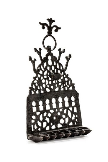Lampe de Hanoucca Maroc, 19e siècle En bronze ajouré, à...