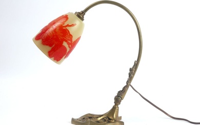 Lampe de bureau Art Nouveau avec monture en bronze et abat-jour en pâte de verre...