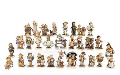 Lot de 30 figurines différentes en porcelaine allemande de Goebel, dessinées et modelées par Hummel....