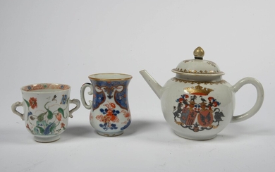 Lot de trois porcelaines de Chine comprenant: une théière aux armes d'une famille liégeoise (?),...
