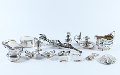 Lotto composto da diversi oggetti in argento di diverso uso e fattura (g netti 950) (difetti)
