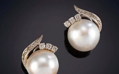MABÉ PEARLS EARRINGS DECORATED WITH BRIGHTNESS, original plant design. Monura in 18k white gold. Output: 400,00 Euros. (66.554 Ptas.)