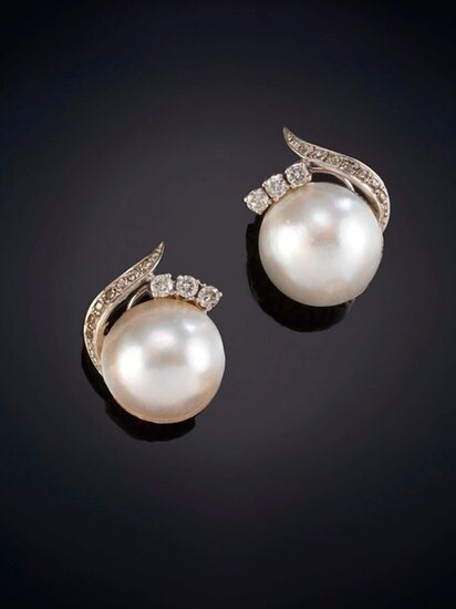 MABÉ PEARLS EARRINGS DECORATED WITH BRIGHTNESS, original plant design. Monura in 18k white gold. Output: 400,00 Euros. (66.554 Ptas.)