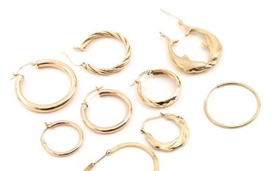 Nine single 10k and 14k gold gold earrings. L. 1.9–3.8 cm. Weight app. 8.5 g. (9)