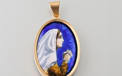 Oval pendant in yellow gold 750 thousandths decorated with an enamel representing Bernadette Soubirous in prayer on a blue background, pink counter-enamel on which is written "Bernadette pray for me", Gross