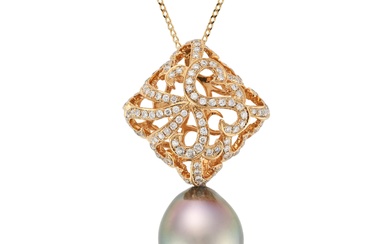 PENDANT EN PERLE NOIRE ET DIAMANT, pendentif ajouré serti de diamants ronds et d'une perle...