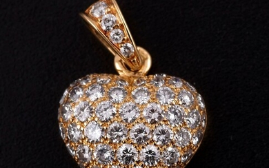 PENDENTIF "Cœur" en or jaune 18K (750 millièmes) entièrement pavé de diamants taillés en brillant...
