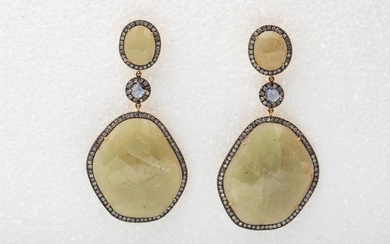 Pair of 18K yellow gold earrings made of...