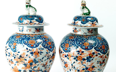 Pair of covered vases in Imari Chinese porcelain...