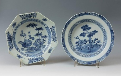Pair of two dishes; Company of the Indies, 18th century. Ceramics. They have wear on the edges.