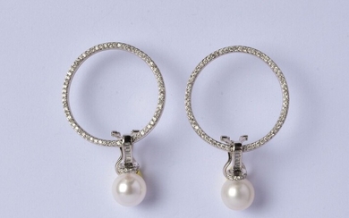 Paire de clips d'oreilles à tiges agrémentés de perles de culture, de diamants taille brillante...