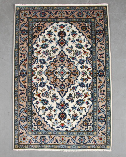 Lot-Art | Persisk Kashan. Håndknyttet tæppe udført uld på...