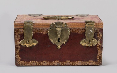 Petit COFFRET en bois garni de cuir et tissu à longues pentures en bronze doré. Époque XVIIIème siècle. 16 x 30 x 15 cm. Accidents, usures.