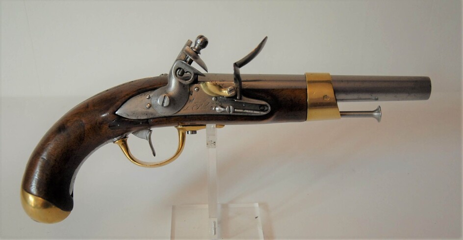 Pistolet de cavalerie à silex modèle an XIII, canon poinçonné: "B" et "18..", platine poinçonnée...