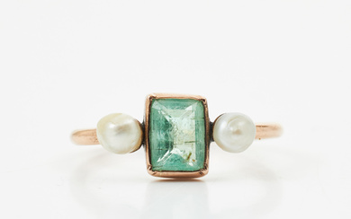RING, 14k gold, stair-cut emerald, side decors of 2 baroque cultured pearls, foreign indistinct stamps.