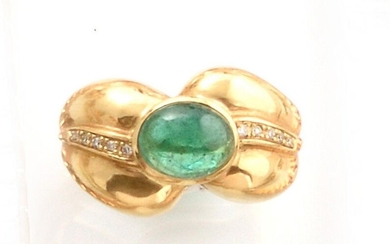 RING in 750 thousandths yellow gold set with a cabochon emerald, the gadrooned setting enhanced with diamonds. Gross weight: 10 g TDD: 58 An emerald diamonds yellow gold ring