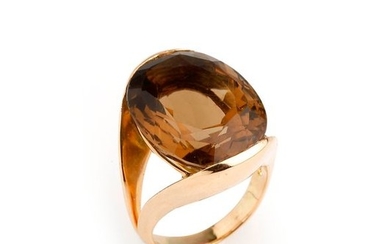Ring in 18K (750/°°) yellow gold, stylized setting,...