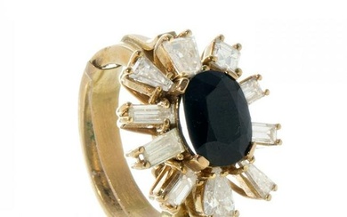 Ring in 18kt yellow gold. Model in the form of a border with oval-cut natural sapphire weighing ca.