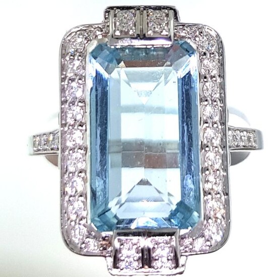 Ring in white gold 750°/°°°sertie of a rectangular aquamarine of approx. 5 ct. with a diamond ring, Finger size 53, Gross weight: 3,78g