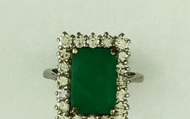 Ring in white gold 750°/°°sertie of a rectangular emerald in a setting of brilliant diamonds, circa 1950 (greyish), finger size 51, Gross weight: 6,6g