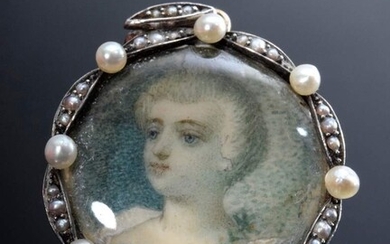 Round pendant pin with miniature "Rococo Lady" in delicate river pearl framing, RG 750/silver, 7.6g, Ø 2.6cm