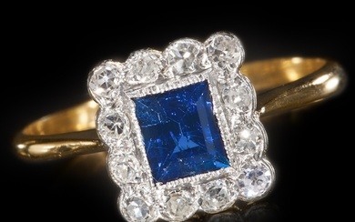 SAPPHIRE AND DIAMOND CLUSTER RING, 18 ct. gold. Vibrant blue...