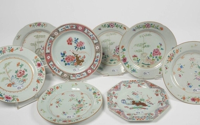 Series of 8 round, scrolled and octagonal plates of different models including two pairs, in polychrome porcelain of China with floral decoration, with "Objects" or "Volatile". Period: 18th century, Qianlong period. (Small chips). Diameter: +/-23cm.
